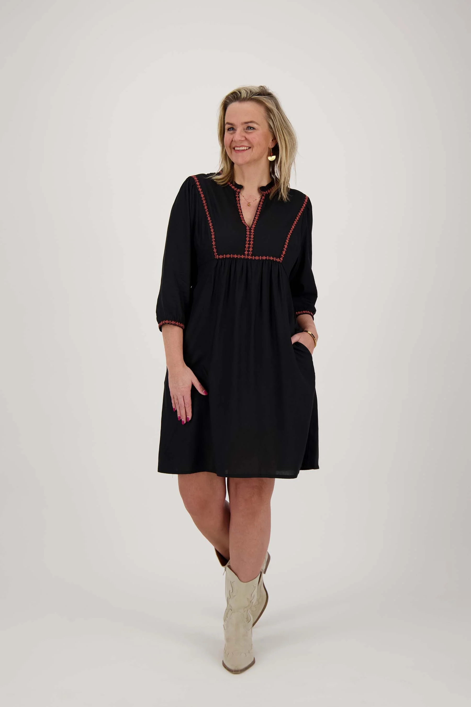 jurk met borduursels | zwart / koraalroze - Image 2