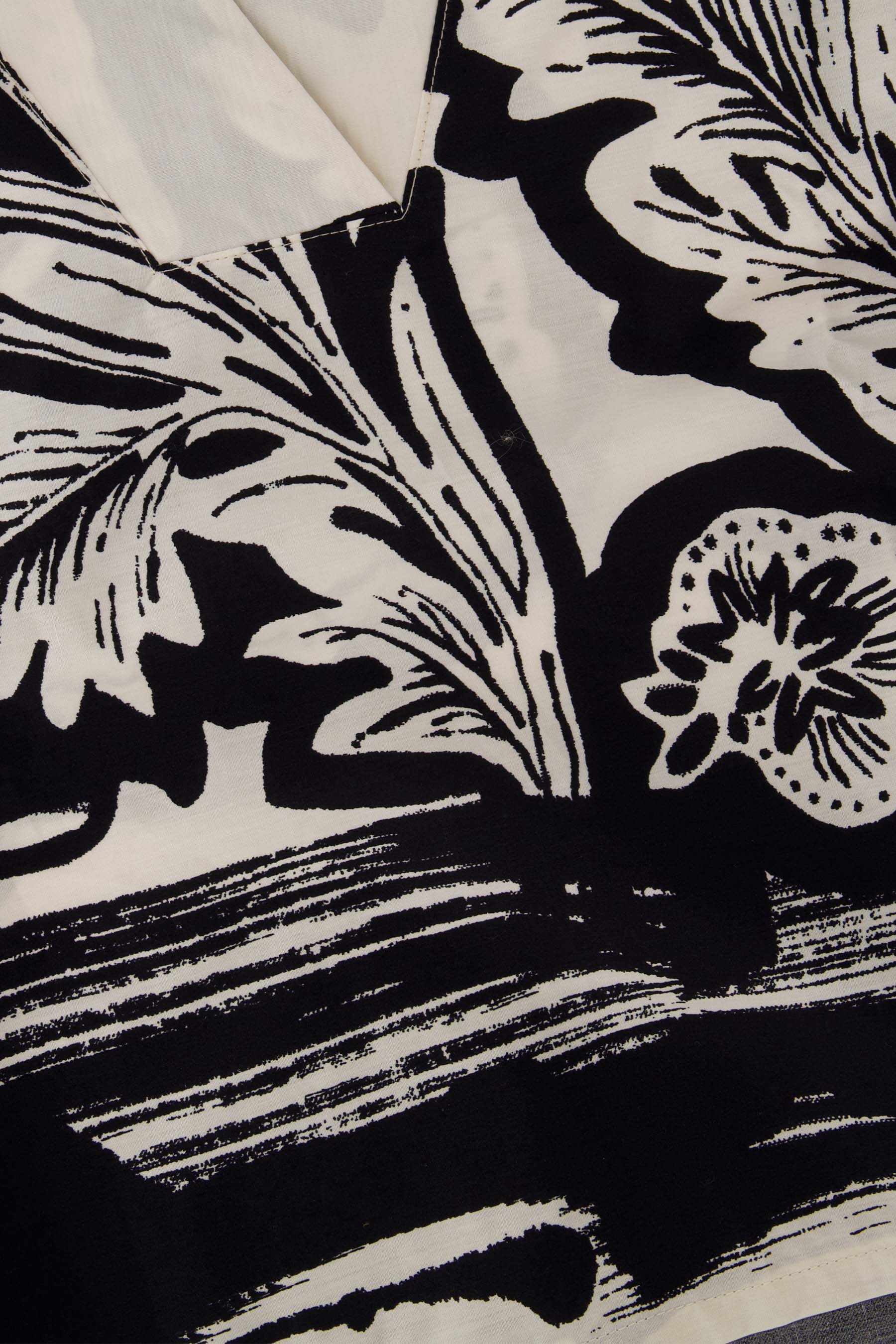 V hals woven top borderprint | zwart / soft kit - Image 5
